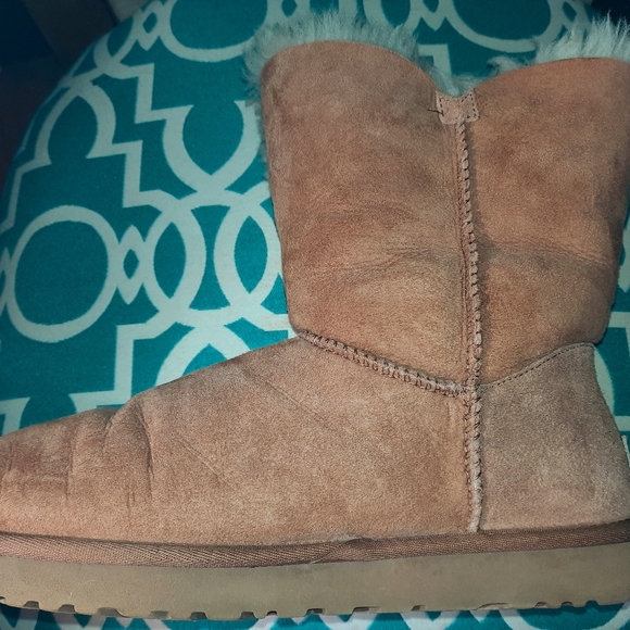 EUC Ladies Size 10 UGGS Bailey 1 button in Chestnut. - Picture 6 of 9